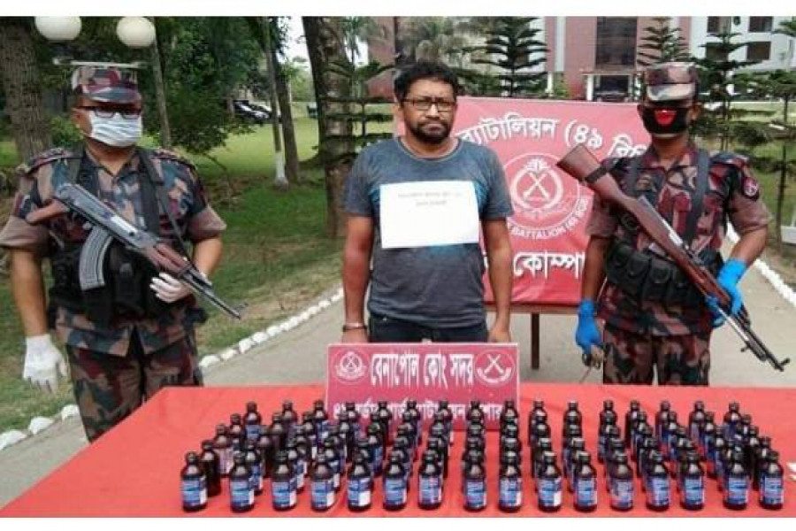 ৮২ বোতল ফেন্সিডিলসহ বরিশাল মডেল কলেজের শিক্ষক আটক