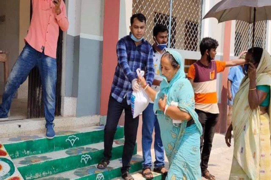 ৮ শত কর্মহীন মানুষের পাশে রাবি ছাত্রলীগ
