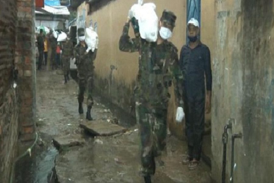  রেশনের অংশ থেকে ঘরে ঘরে খাবার দিচ্ছে সেনাবাহিনীরা  