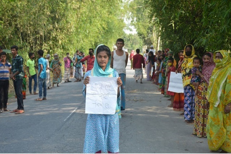 ‘ত্রাণ দে, না হলে বিষ দে’ প্ল্যাকার্ড নিয়ে মহাসড়কে কিশোরী 