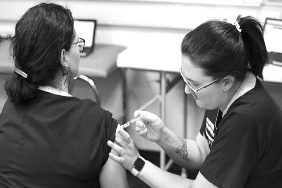 মানবদেহে অক্সফোর্ডের করোনা ভ্যাকসিন প্রয়োগ