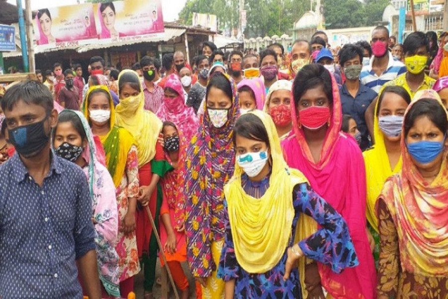 মার্চের বেতন না দেয়ায় লকডাউন ভেঙে শ্রমিকদের বিক্ষোভ! 