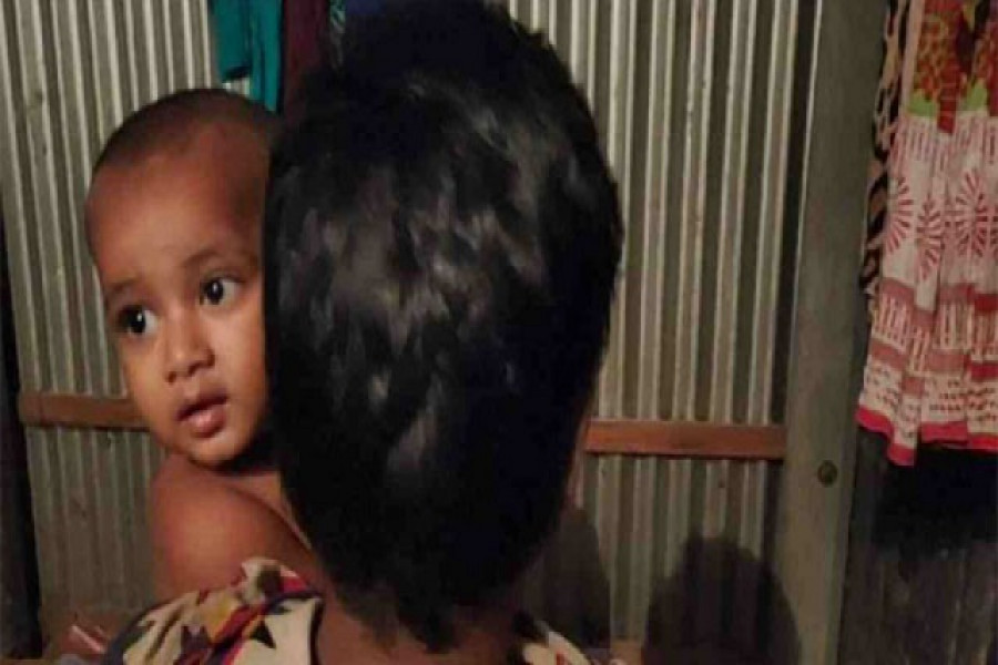 মায়ের চুল বিক্রি করে সন্তানের খাবার, ৩ জনের বিরুদ্ধে মামলা