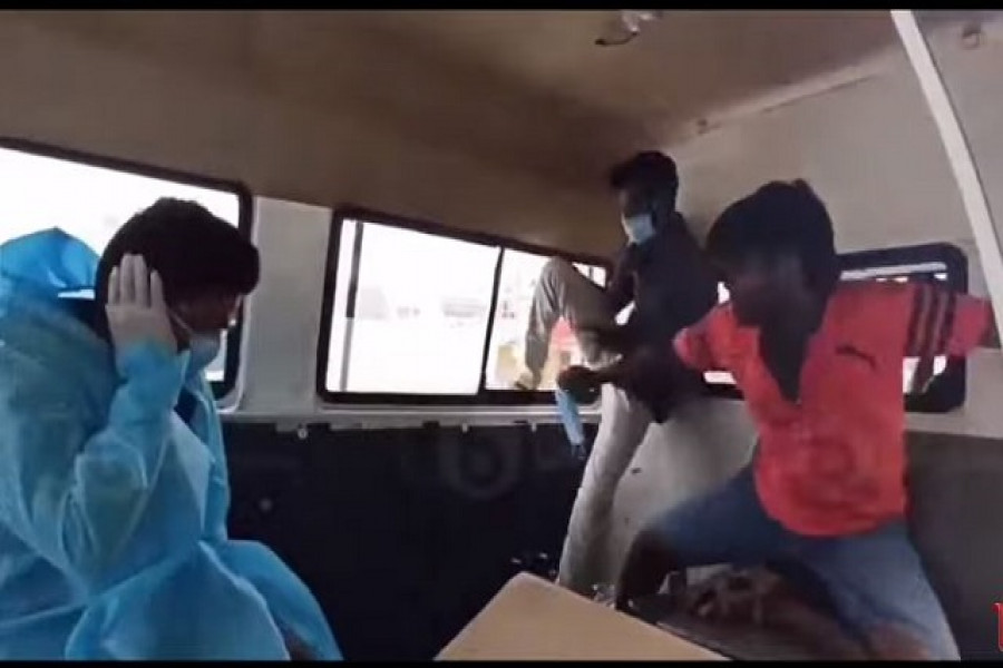 ‘করোনা রোগীর’ অ্যাম্বুলেন্স থেকে বাঁচতে প্রাণপণ লড়াই