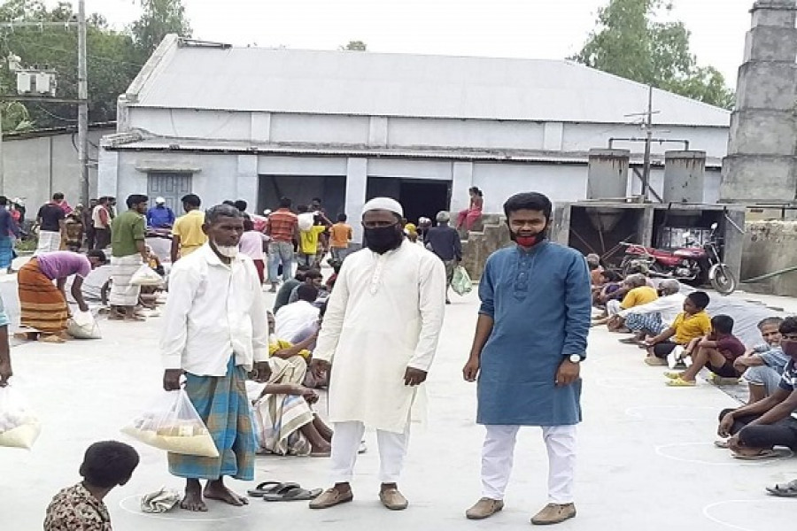 অসহায় ও কর্মহীনদের মাঝে খাদ্যসামগ্রী বিতরণ বেসরকারি বিশ্ববিদ্যালয় ছাত্রদলের