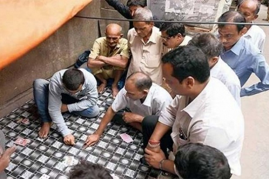 করোনা: সময় কাটাতে বাড়িতে তাসের আসর, নারী ও শিশুসহ আক্রান্ত ৪০