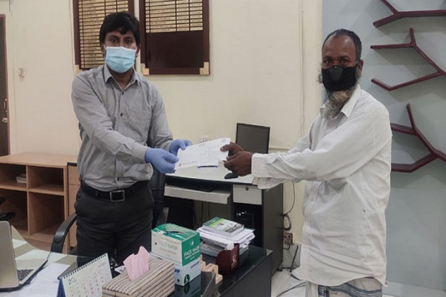 গরু বিক্রির ১৩ হাজার টাকা ত্রাণ তহবিলে দিলেন রিকশাচালক