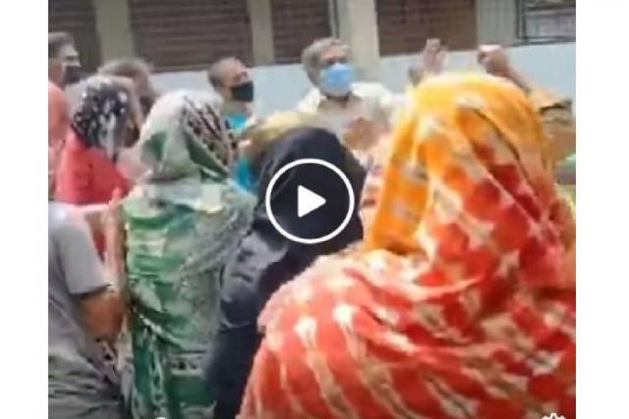 ঝিনাইদহে ত্রাণের দাবিতে চেয়ারম্যানকে গণধোলাই