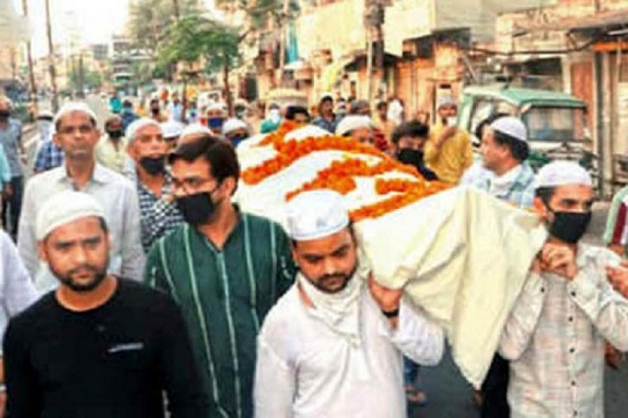 করোনায় পুরোহিতের লাশ নিয়ে শ্মশানে মুসলিম যুবকরা