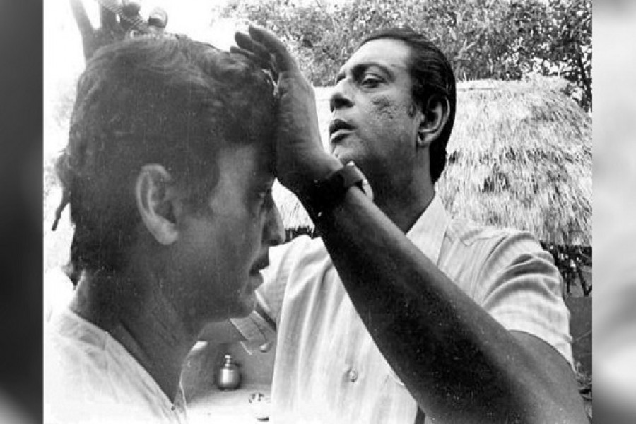সৌমিত্রের চুল আঁচড়ে দিচ্ছেন সত্যজিৎ