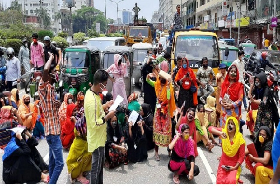বনানীতে বেতন-ভাতার দাবিতে পোশাক শ্রমিকদের অবরোধ  