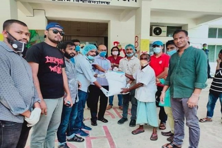 চবিতে দুই ছাত্রনেতার উদ্যোগে খাবার পেল ৫০০ অসহায় পরিবার