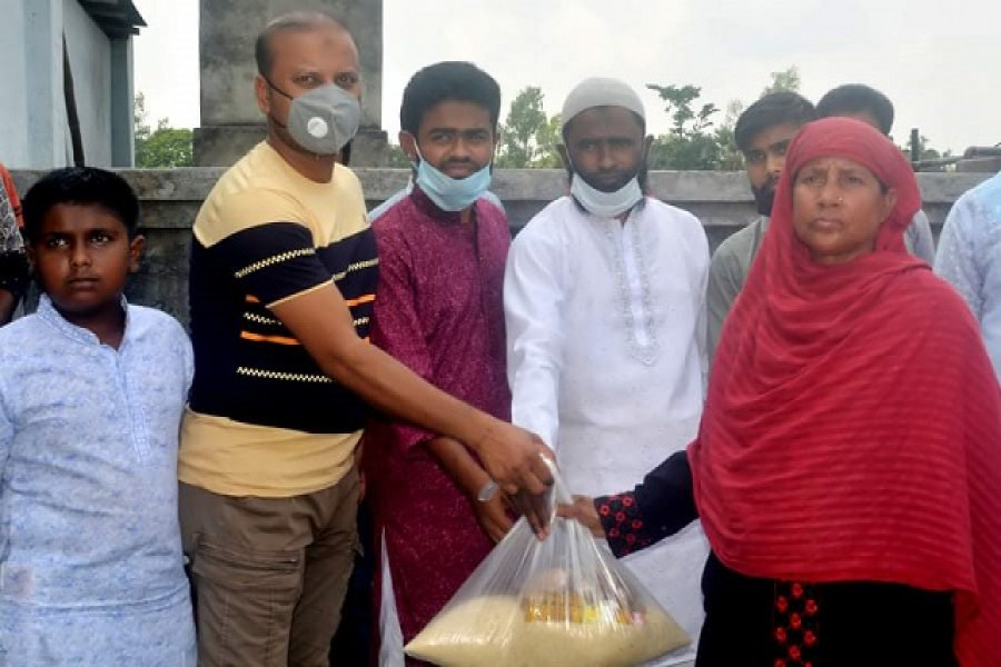 বগুড়ায় ছাত্রনেতা শারিফুলের উদ্যোগে খাবার পেল ১৫০ অসহায় পরিবার