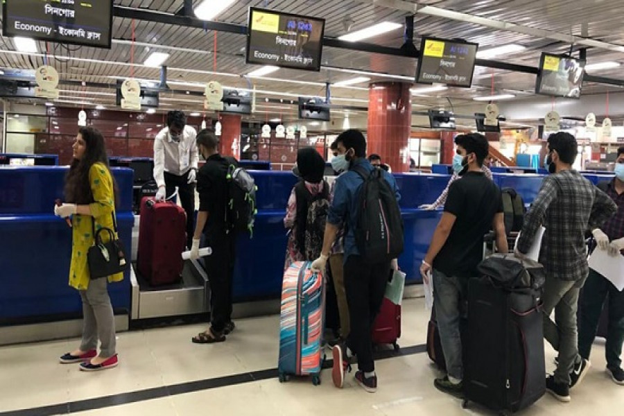 ঢাকা ছাড়লেন ১৭০ ভারতীয় শিক্ষার্থী