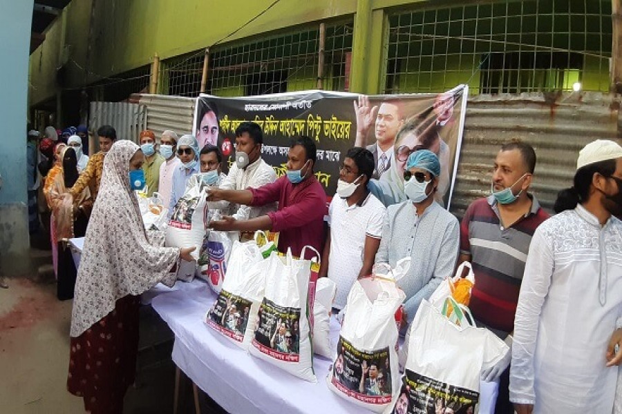 কামরাঙ্গীরচরে কর্মহীন পরিবারের মধ্যে খাদ্যসামগ্রী বিতরণ ছাত্রদলের