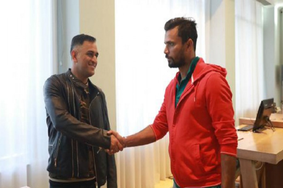 হ্যান্ডশেকে বাংলাদেশ ও ভারতীয় ক্রিকেটের সাবেক দুই অধিনায়ক