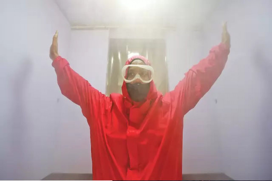 কিভাবে চেম্বারটি কাজ করবে তা দেখাচ্ছেন একজন। বুয়েটের যন্ত্র কৌশল বিভাগে।