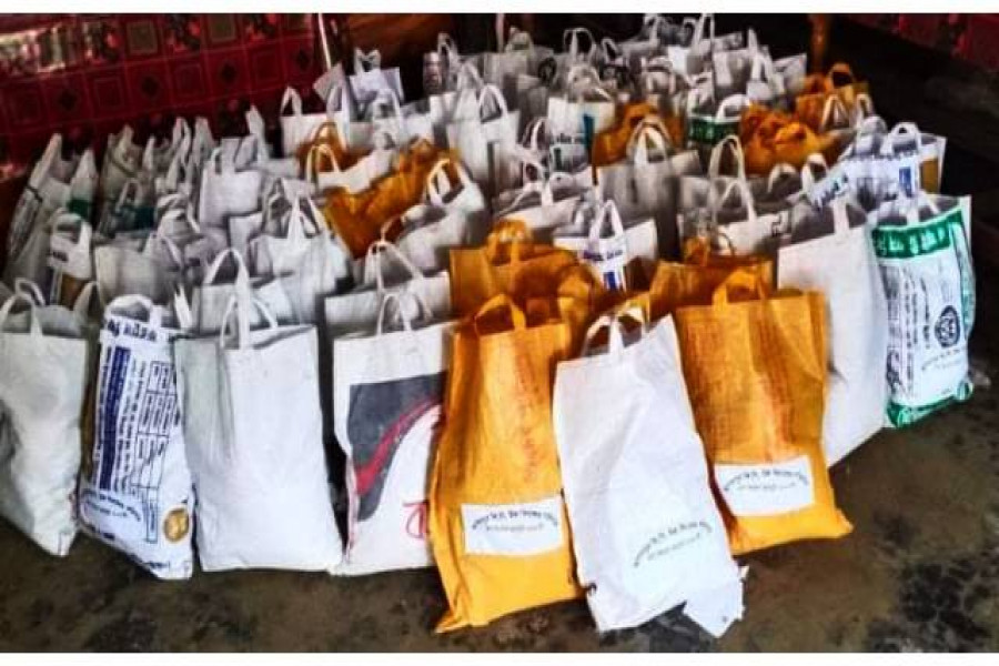 ৭২ পরিবারকে খাদ্যসামগ্রী দিল আগরপুর উচ্চ বিদ্যালয় শিক্ষার্থীরা