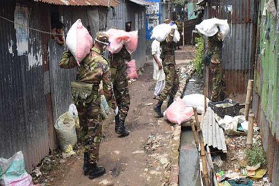 মাথায় করে ঘরে ঘরে ত্রাণ পৌঁছে দিল সেনাবাহিনী