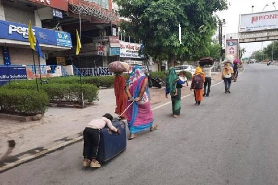 সুটকেসে ক্লান্ত ঘুমন্ত শিশু, টেনে চলছেন মা!( ভিডিও) 