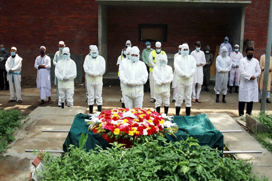 আজিমপুর কবরস্থানে অধ্যাপক আনিসুজ্জামানের জানাজা অনুষ্ঠিত হয়