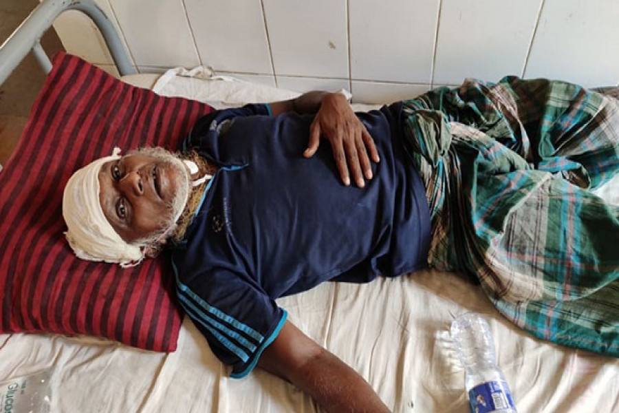 দূরত্ব মেনে নামাজ পড়তে বলায় মাথা ফাটল মুসল্লির