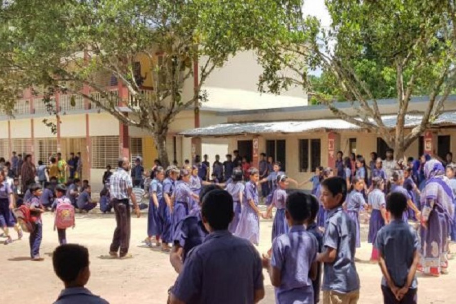 বিদ্যালয়ে উপস্থিত হতে মাইকিং, প্রধান শিক্ষক বরখাস্ত