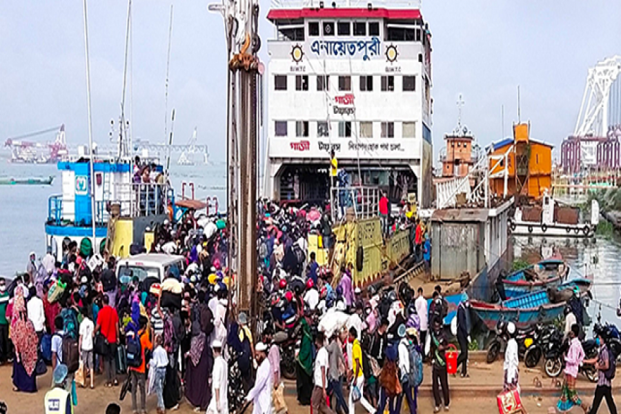 ঈদে বাড়ি ফেরার ভিড় বাড়ছে শিমুলিয়া ঘাটে