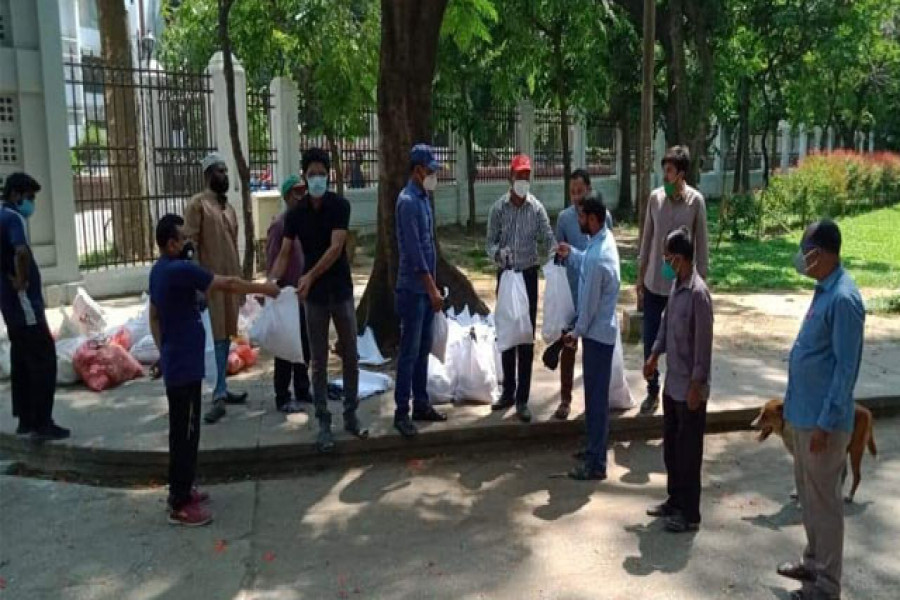 ক্যাম্পাসে কর্মচারীদের মধ্যে ঢাবি ছাত্রদলের খাদ্যসামগ্রী বিতরণ