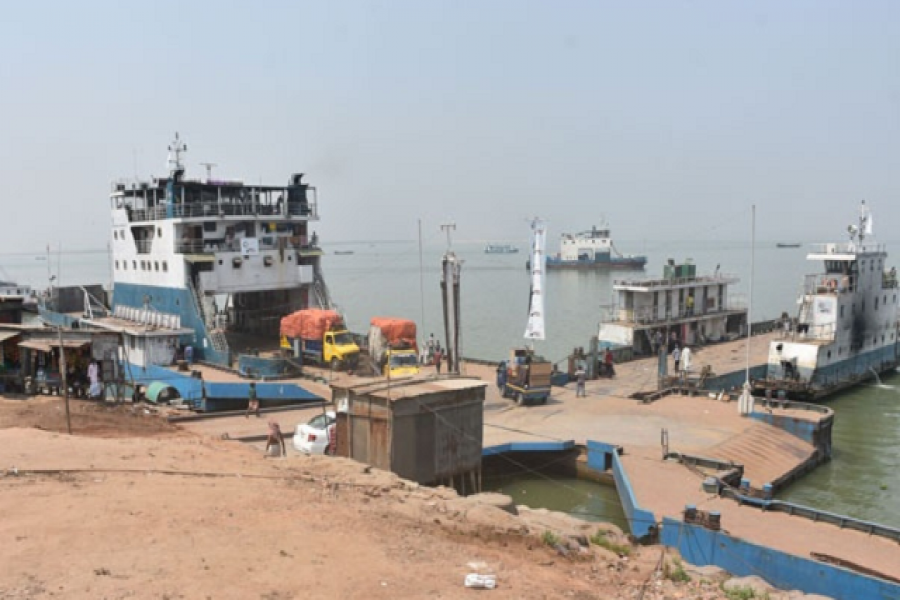 ঈদে ঘরমুখো মানুষের চাপে বন্ধ পাটুরিয়া ফেরিঘাট