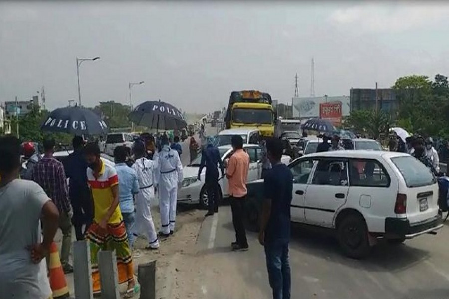 যান চলাচলে বাধা: ঈদে যাত্রায় পায়ে হেঁটে ছুটছে মানুষ