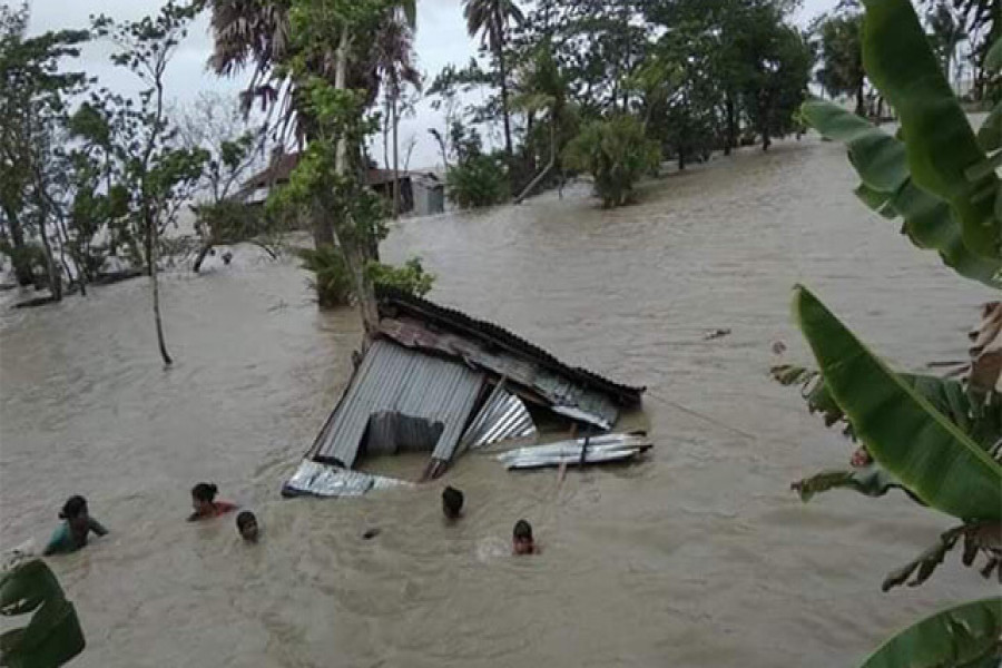 ঘূর্ণিঝড় আম্পানের তাণ্ডবে বেড়িবাঁধ ভেঙে ৫ শতাধিক বাড়িতে পানি