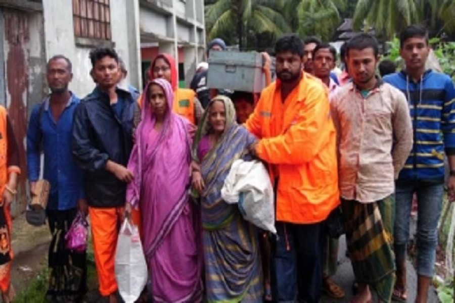 আশ্রয়কেন্দ্র থেকে বাড়ি ফিরছে মানুষ 