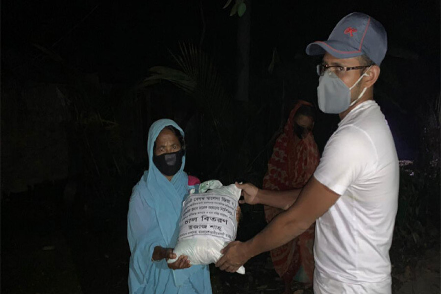 ঘরবন্দী মানুষের মাঝে খাদ্যসামগ্রী বিতরণ ছাত্রদল নেতা ইজাজ শাহর