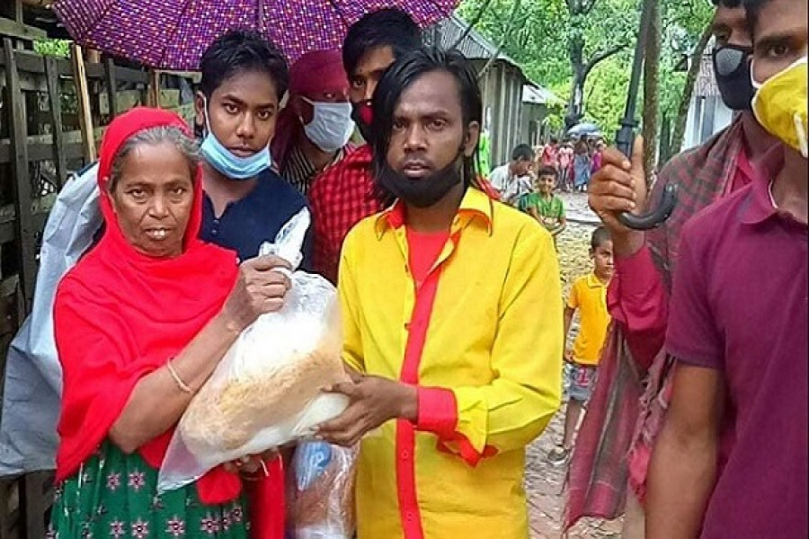 বগুড়ায় ১০০ পরিবারে ঈদ উপহার দিলেন হিরো আলম 