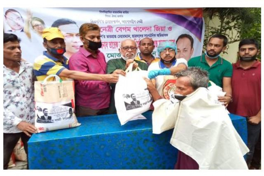 আগৈলঝাড়ায় ছাত্রদলের কেন্দ্রীয় নেতার উদ্যোগে ঈদ উপহার বিতরণ