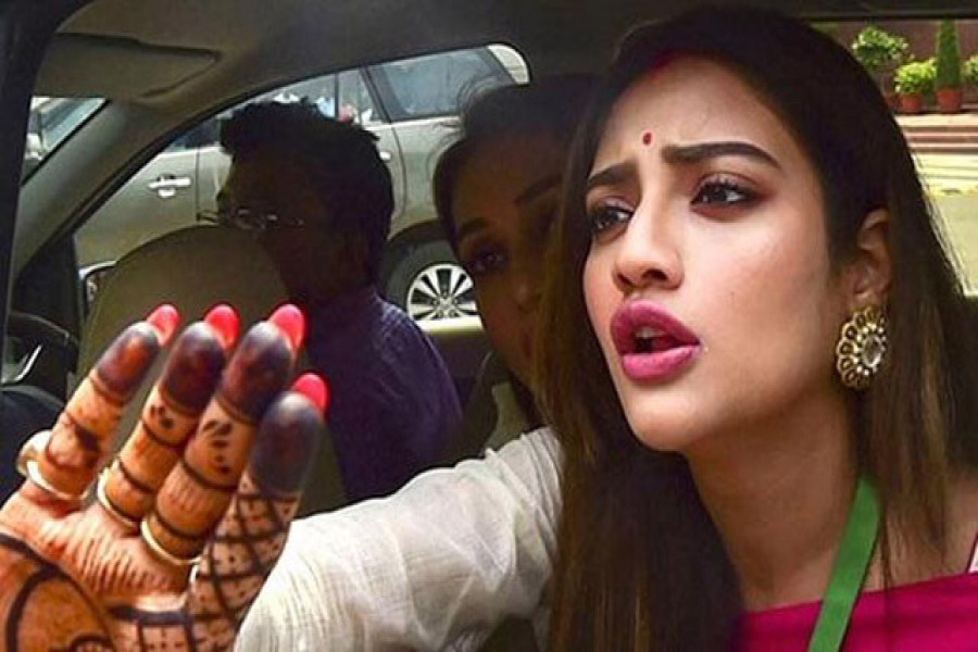 স্বামীকে নিয়ে মোদির বৈঠকে ঢুকতে না পেরে চটলেন নায়িকা নুসরাত