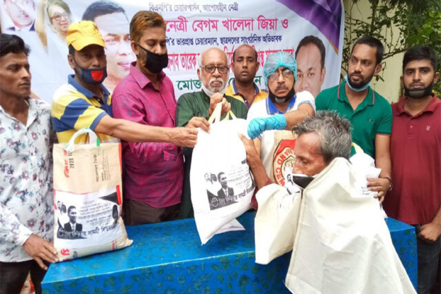 আগৈলঝাড়ায় ঈদ উপহার সামগ্রী বিতরণ ছাত্রদলের