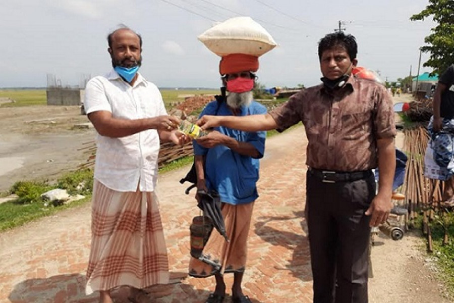 অসহায়দের জন্য পুরো বেতনই দিয়ে দিলেন কলেজ প্রভাষক