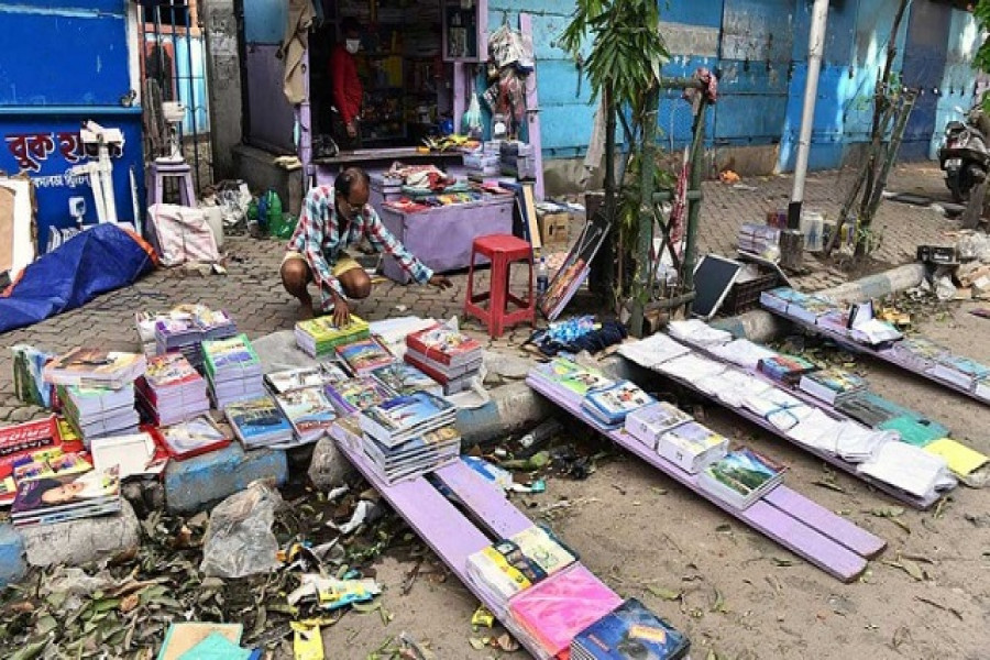 ঝড়ে বিধ্বস্ত কলেজ স্ট্রিট, ভিজে গেল নতুন শিক্ষাবর্ষের বই