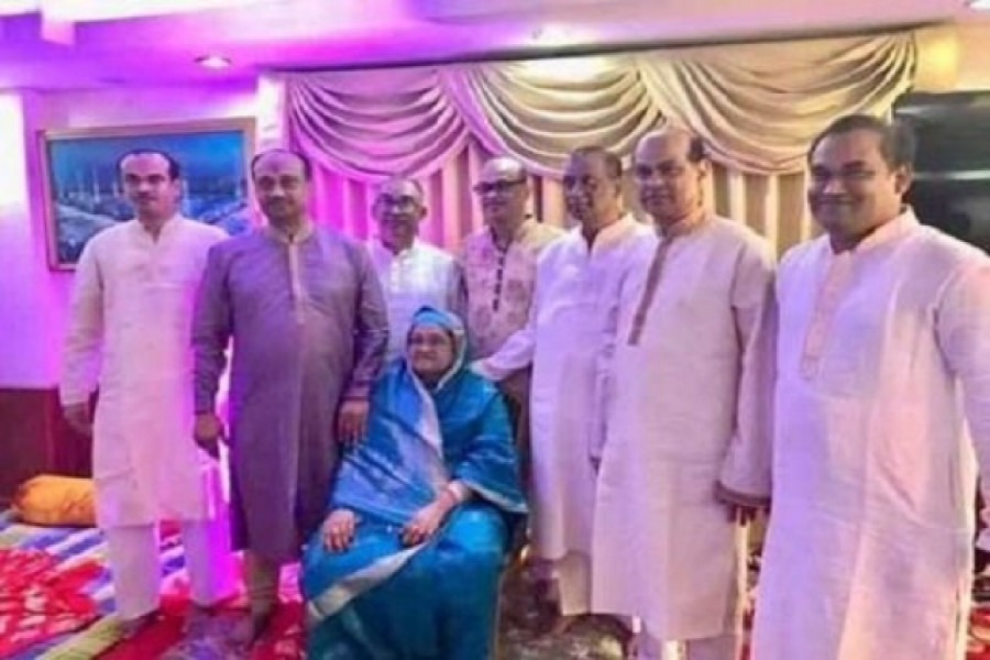 পারিবারিক ছবি। মাঝখানে মা