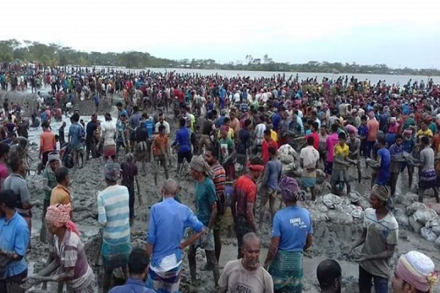 আম্ফান: ঈদের দিনেও বাঁধ নির্মাণে ব্যস্ত কয়রার বানভাসি মানুষ