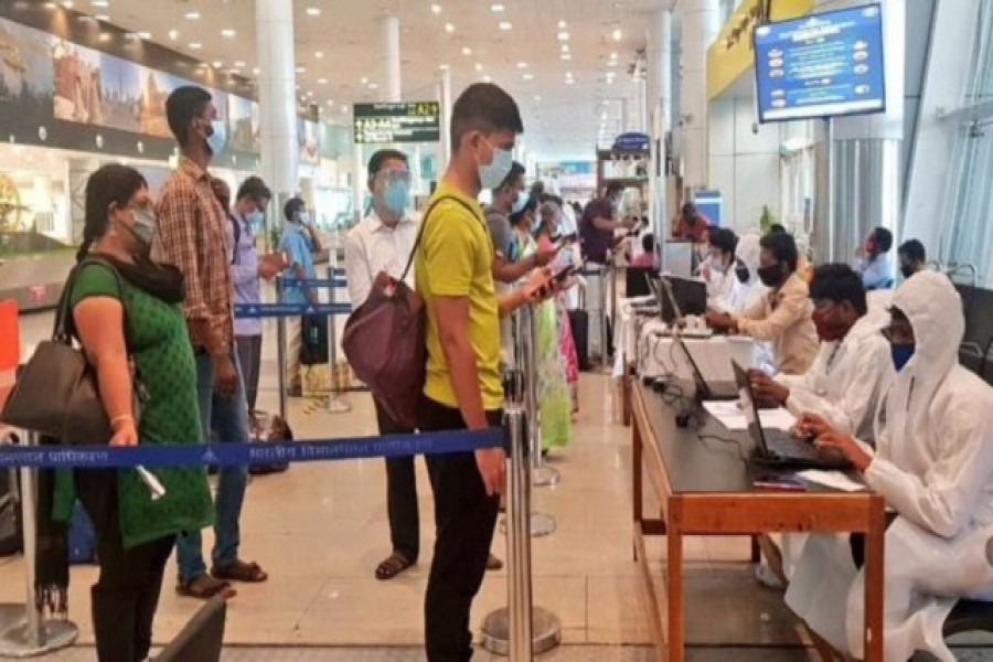 ভারতের একটি বিমানবন্দরে যাত্রীরা