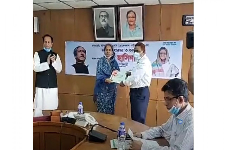 শিক্ষামন্ত্রীর কাছে এসএসসির ফল হস্তান্তর