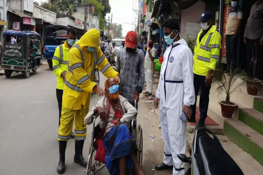 মাস্ক না পরায় ১০টি মাস্ক কিনে দিতে হলো