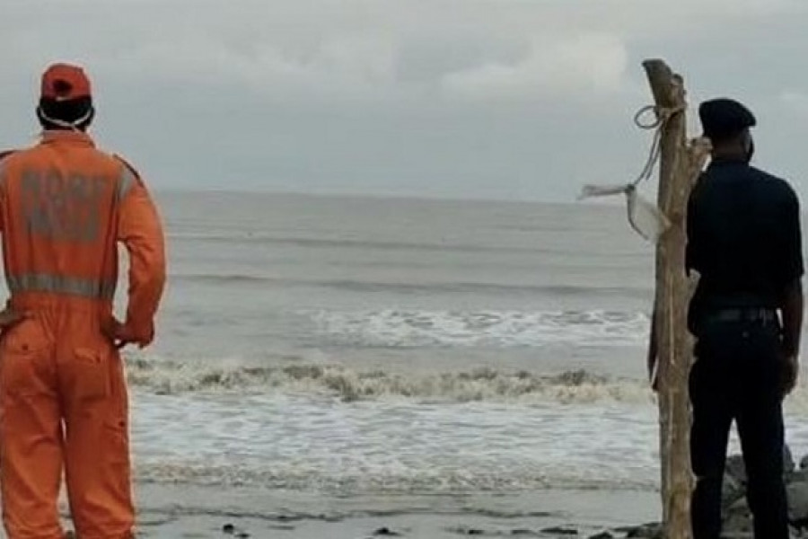 প্রবল শক্তিতে ধেয়ে আসছে ঘূর্ণিঝড় ‘নিসর্গ’, সতর্কতা জারি