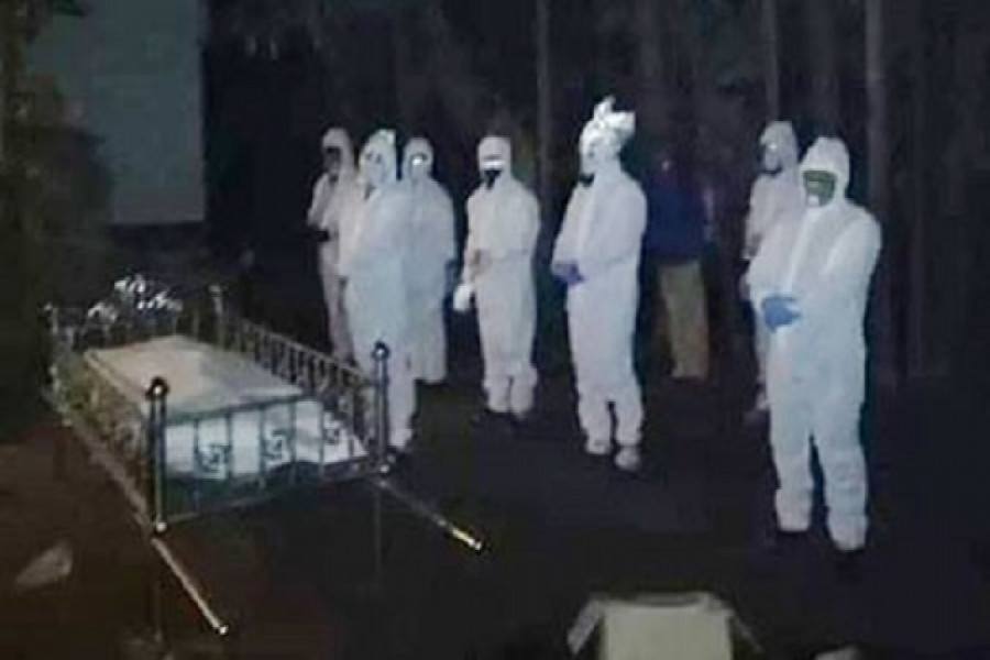 মৃত্যুর আগে ঘরে ছিটকিনি লাগালেন স্ত্রী-সন্তান, পানি চেয়েও পাননি!