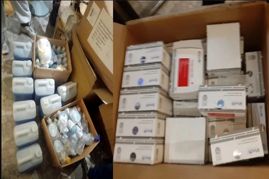 খাদ্যের লাইসেন্সে স্যানিটাইজার তৈরি, র‍্যাবের অভিযান