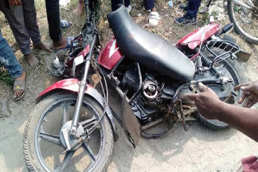 বাসচাপায় বাবার সামনেই লাশ হলো ছেলে  