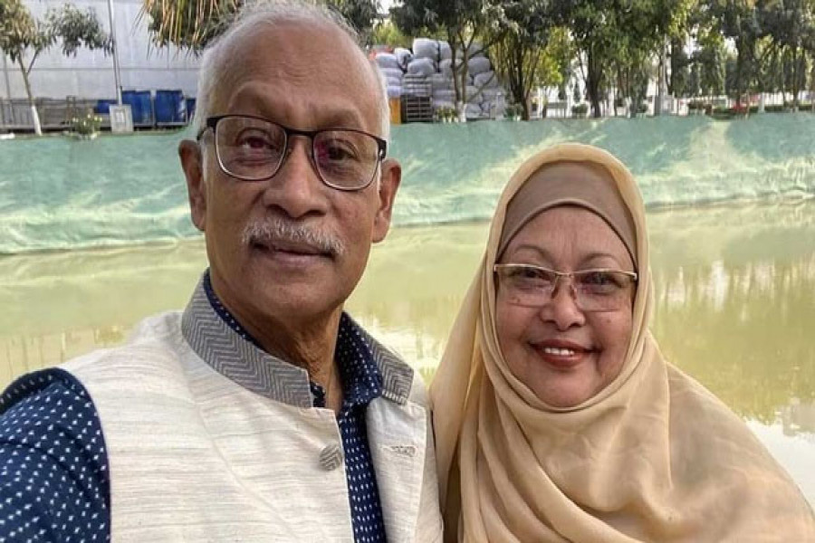 স্ত্রীর সঙ্গে অধ্যাপক গোলাম রহমান